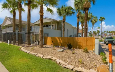 Photo 2 - *Huge Beachview Home *Pool *Updated