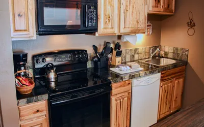 Photo 5 - Fawn Valley Inn: 284