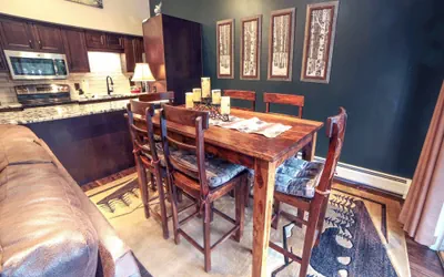 Photo 4 - Fawn Valley Inn: 210