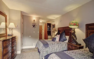 Photo 2 - Mountain Plaza Hotel Style Room with 2 Beds #407