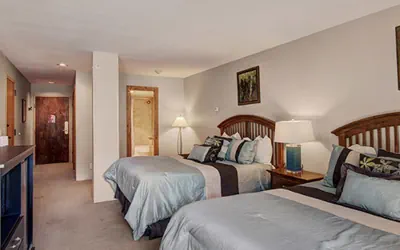 Photo 2 - Mountain Plaza Hotel Style Room with 2 Beds #703