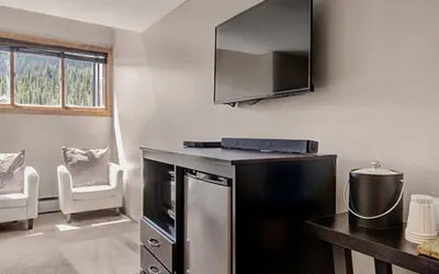 Photo 4 - Mountain Plaza Hotel Style Room with 2 Beds #703