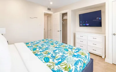 Photo 5 - Beachfront Larger Corner Unit | Balcony | Pool