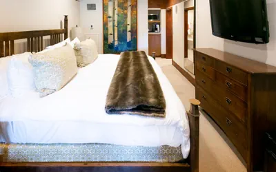Photo 4 - Deluxe King Room with Fireplace