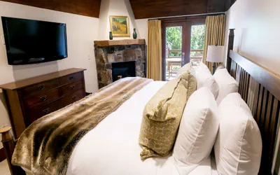 Photo 2 - Deluxe King Room with Fireplace