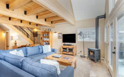 Photo 4 - Huge Riverfront Deck, Walk Everywhere - Viking Lodge 100A