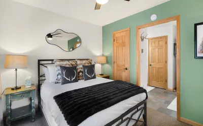Riverfront, blocks to ski - Mtn Views, Hot Tub at Viking Lodge 217