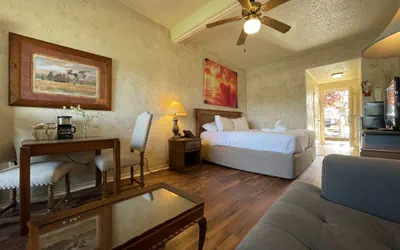 Photo 5 - Mountain Harbor King Guest Room on Lake Ouachita
