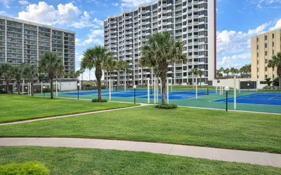 Photo 4 - Direct beach front & Resort like heated pool