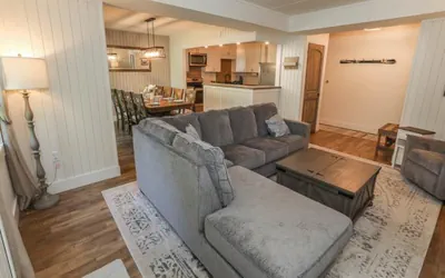 Photo 2 - Seven Springs 2 Bedroom Premium Condo, Pet Friendly!