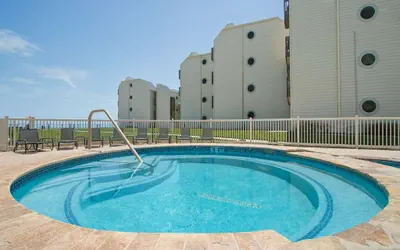 Beachfront Bargain " 2 Levels " 2 Pools & Hot Tubs