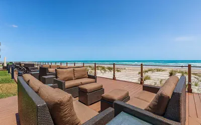 Photo 4 - Beachfront Bargain " 2 Levels " 2 Pools & Hot Tubs