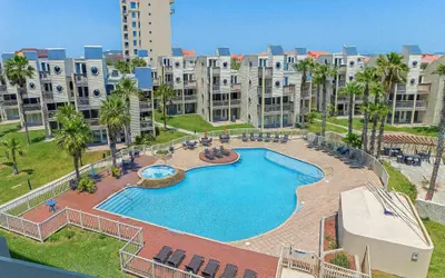 Photo 3 - Poolside " Family Perfect " On Beach " 1st Floor