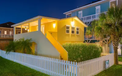 Photo 2 - * 4 bedroom 2 Level Home * 50 yards from Beach