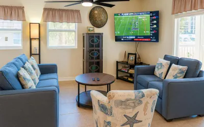 * 4 bedroom 2 Level Home * 50 yards from Beach