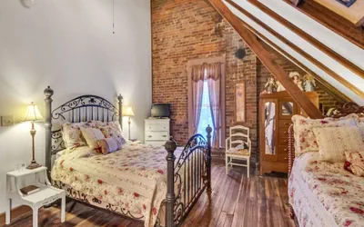 ​Dickinson Room at Main Street Bed & Breakfast