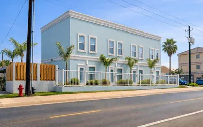 Photo 2 - 2 Level 3BR Townhome | Best Value | Sleeps Ten