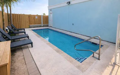 Newer 3BR Townhome | Pool | Sleeps 10 | 2 Levels