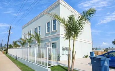 Photo 2 - Newer 3BR Townhome | Pool | Sleeps 10 | 2 Levels