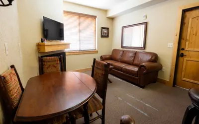 Photo 2 - Silverado Lodge - 1 BR Suite, King Bed & Pool View Save 20% on 7+ Nights!