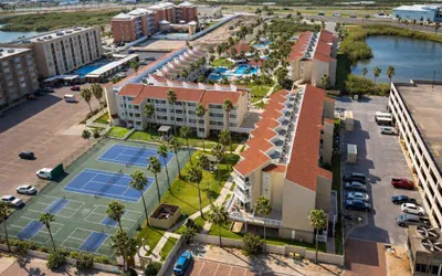 Fresh & Bright 1BR Condo - Pool View & Steps to Beach
