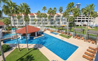 Photo 5 - Fresh & Bright 1BR Condo - Pool View & Steps to Beach