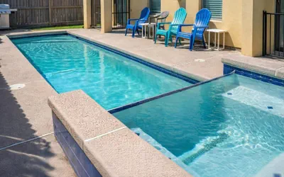 Photo 2 - Near Beach - 2nd Floor - Pool - Walk to All