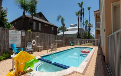 Photo 2 - 2BR Pool, 200 Steps to Beach, High Ceilings SPI