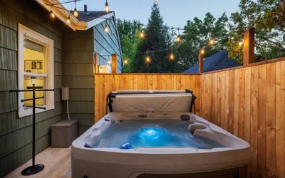 Emerald on Orchard - Hot Tub & Steps to UO