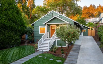 Photo 2 - Emerald on Orchard - Hot Tub & Steps to UO