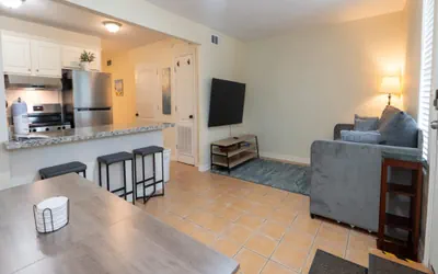 Photo 4 - 2BR Ground Floor, Sleeps 8, Pets ok - SPI