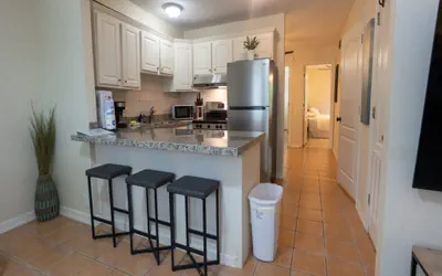 Photo 3 - 2BR Ground Floor, Sleeps 8, Pets ok - SPI