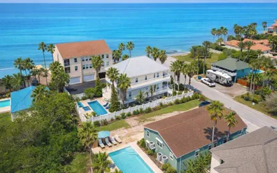 Photo 2 - * Bay View  Great Deck *2 levels  & 3 bedr * Pool