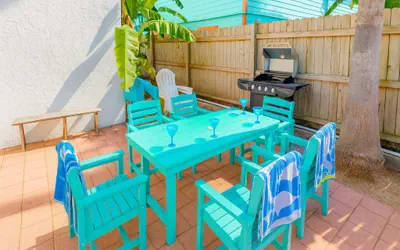 Photo 4 - Fun Retro Island Vibe * Sleeps 17 * Beach 1 block