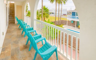 Photo 3 - Fun Retro Island Vibe * Sleeps 17 * Beach 1 block