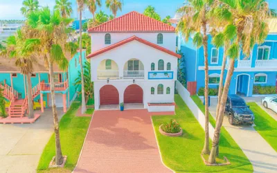 Fun Retro Island Vibe * Sleeps 17 * Beach 1 block
