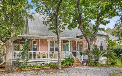 The Pink House | Sleeps 10 | 2-minute walk from Seaside/Beach