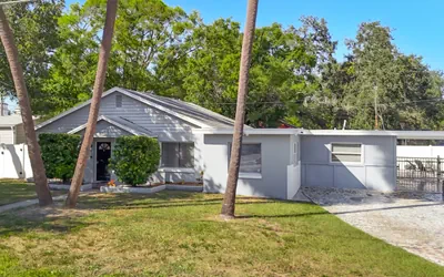 Photo 4 - Palmetto Beach Compound. Pool. 4 Apartments