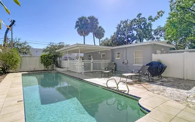 Photo 2 - Palmetto Beach Compound. Pool. 4 Apartments