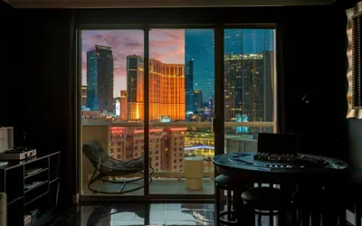 Lucky You! Double Balcony on Las Vegas Strip!