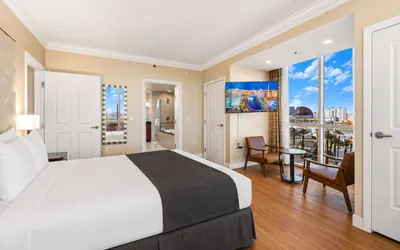 Sphere View King Suite|On Strip| Lazy River/POOL!