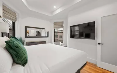 Photo 2 - Trendy 2BR Plus Family Getaway | Suite 4