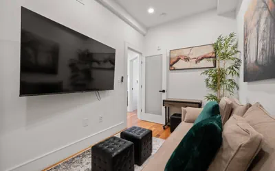 Photo 5 - Elegant 1BR Plus: Cityscape Views + King and pull out Queen| Suite 5