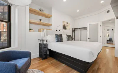 Elegant 1BR Plus: Sky-High City Views + King | Suite 9