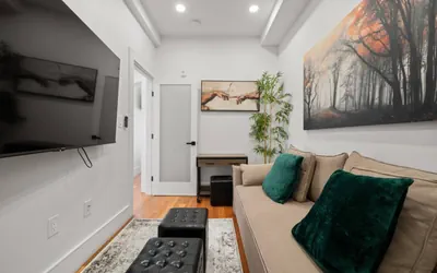 Photo 5 - Elegant 1BR Plus: Sky-High City Views + King | Suite 9