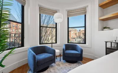 Photo 2 - Elegant 1BR Plus: Sky-High City Views + King | Suite 9