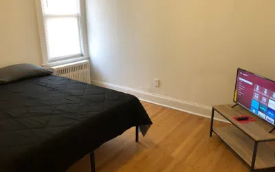 Photo 3 - Spacious 2-bedroom apartment with 1-bathroom and private street entrance