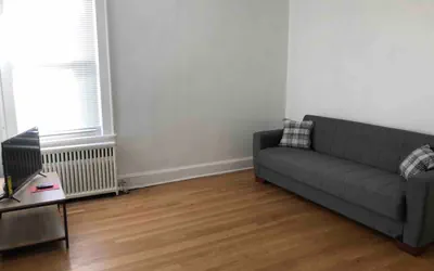 Photo 4 - Spacious 2-bedroom apartment with 1-bathroom and private street entrance