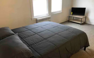 Photo 5 - Spacious and bright 2-bedroom apartment with 1-bathroom and private street entrance