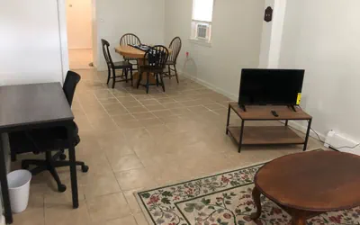 Photo 4 - Private 3 bedroom and 1 bathroom house, direct NYC Manhattan train a 15 minute walk away